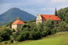 Výchozí bod - ubytování a Milešovka v pozadí