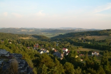 Shlédněte z vrcholků skal dolů do obce..