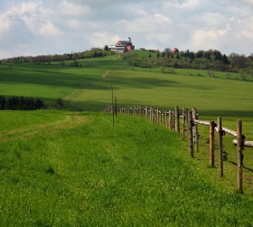 Zu den Sehenswürdigkeiten an den Hängen des Mückenberges (Komáří hůrka, auch Komáří vížka)