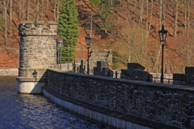 Von den Erzgebirgsplateaus in das tiefe Tal des Flusses Kamenička